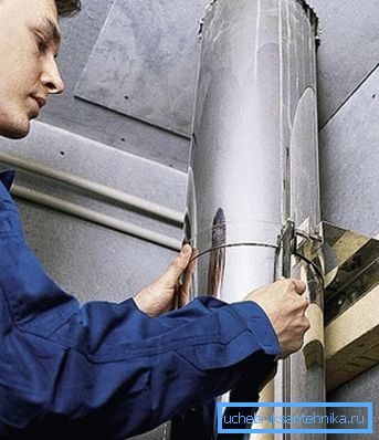 Fixing the duct to the wall