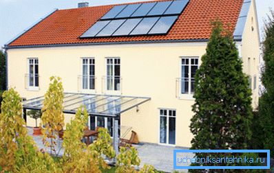 Photos of the house, on the roof of which solar collectors are installed Photos of the house, on the roof of which solar collectors are installed