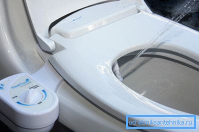 Photo of hygienic shower embedded in the cover. Photo of hygienic shower embedded in the cover.