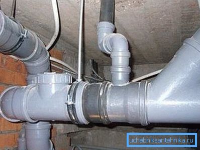 Photo sewer layout in the basement. Photo sewer layout in the basement.