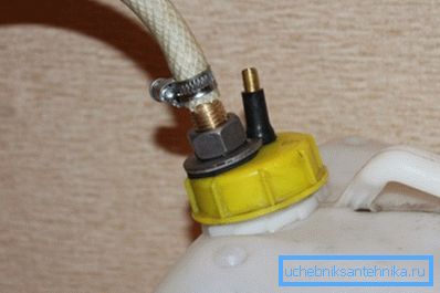 Photo of the attachment of the hose to the canister Photo of the attachment of the hose to the canister