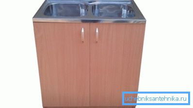 Photo of a car wash with a cupboard under the tree.