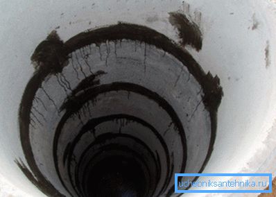 Photo of the renovated well, which has shifted rings.