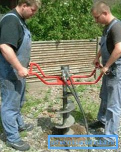 Photos of the drilling process of the aquifer using a hand rotor. Photos of the drilling process of the aquifer using a hand rotor.