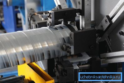 Fragment of the workflow, you can see how the rollers are rolling metal for greater tightness Fragment of the workflow, you can see how the rollers are rolling metal for greater tightness