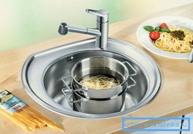 Functional and practical stainless steel sink.