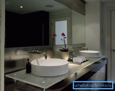 A harmonious combination of contrasting colors. A harmonious combination of contrasting colors.