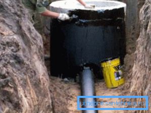 Sealing of sewer wells with bitumen mastic Sealing of sewer wells with bitumen mastic