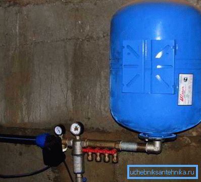 The accumulator is fixed vertically. The accumulator is fixed vertically.