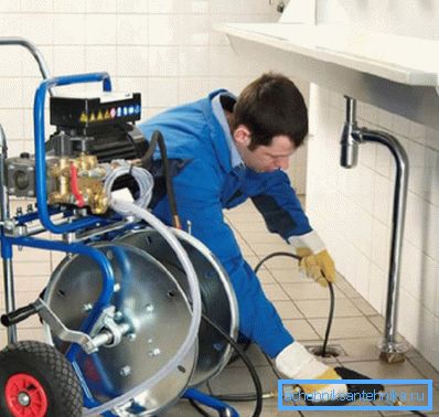 The hydrodynamic device for a clearing of sewer pipes The hydrodynamic device for a clearing of sewer pipes