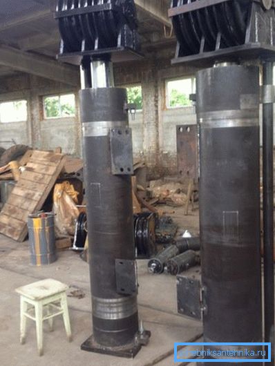 Hammer lifting hydraulic cylinders for piling machine. The internal pressure during operation is in the hundreds of atmospheres. Hammer lifting hydraulic cylinders for piling machine. The internal pressure during operation is in the hundreds of atmospheres.