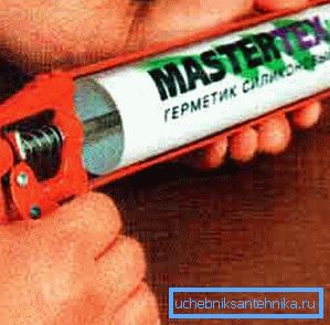 The smooth end of the pipe must be lubricated with silicone.