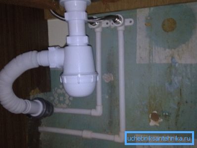 The main obstacle to installing a dishwasher under the sink is a siphon
