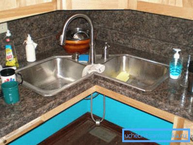 Proper location of the sink in the corner kitchen allows you to use the corner to store dishes and other accessories Proper location of the sink in the corner kitchen allows you to use the corner to store dishes and other accessories