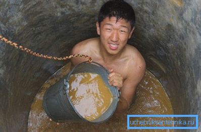 Silt and sand penetrate into the water in the form of mist. Silt and sand penetrate into the water in the form of mist.