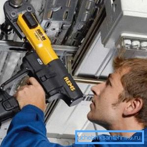 Hydraulics based tool is easier to handle. Hydraulics based tool is easier to handle.