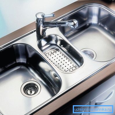 The integrated sinks fit well into the interiors of various styles. The integrated sinks fit well into the interiors of various styles.