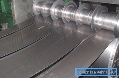 The starting material for the production of the pipe is a metal strip. The starting material for the production of the pipe is a metal strip.