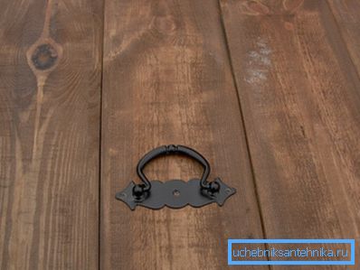 The use of decorative forged elements further emphasizes the noble structure of wood. The use of decorative forged elements further emphasizes the noble structure of wood.