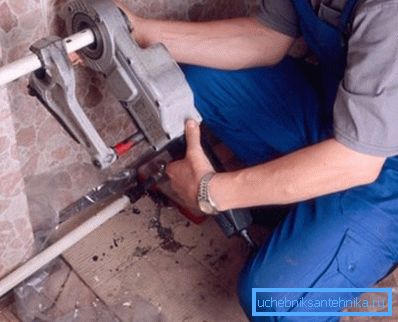 Using an electrical screw die Using an electrical screw die