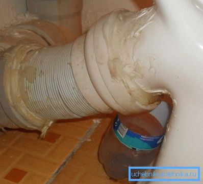 The use of a sealant or silicone putty makes it possible to eliminate only small cracks or cracks, for larger defects you need to use cement The use of a sealant or silicone putty makes it possible to eliminate only small cracks or cracks, for larger defects you need to use cement