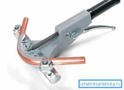 Use of manual pipe bender