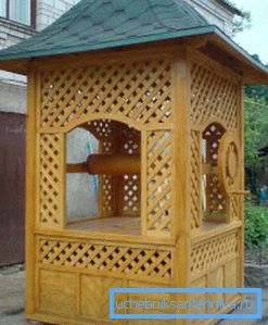 Entire constructions resembling ancient wells are made of wood. Entire constructions resembling ancient wells are made of wood.
