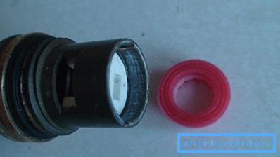 Worn gasket - that's why the crane is buzzing Worn gasket - that's why the crane is buzzing
