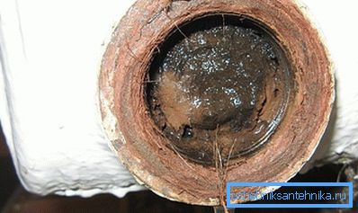 Lime and mud deposits in the old heating system. Lime and mud deposits in the old heating system.