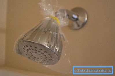How to clean the shower watering can from limescale, if it is not removed? Pour the vinegar into the bag and fix it on the rain, leave for 1-2 hours, then rinse the surface well How to clean the shower watering can from limescale, if it is not removed? Pour the vinegar into the bag and fix it on the rain, leave for 1-2 hours, then rinse the surface well