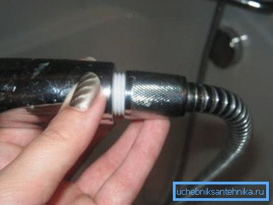 How to connect shower hoses with other elements? No tools needed, enough hands How to connect shower hoses with other elements? No tools needed, enough hands
