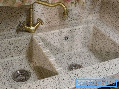 Stone antique sinks are well suited for interiors in retro style.
