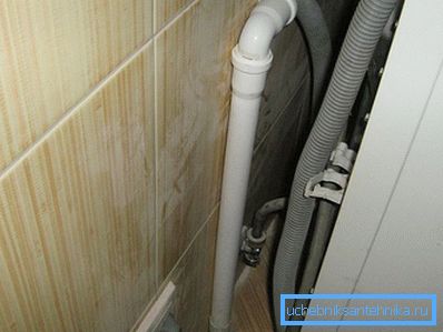 The sewer pipe is raised to the desired height. The sewer pipe is raised to the desired height.