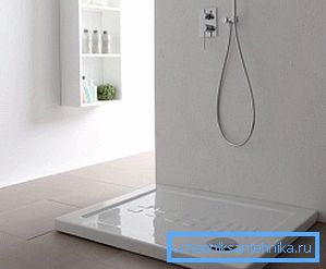 The 80x120 ceramic shower tray is heavy enough, so for its accurate gluing it is better to call helpers. The 80x120 ceramic shower tray is heavy enough, so for its accurate gluing it is better to call helpers.