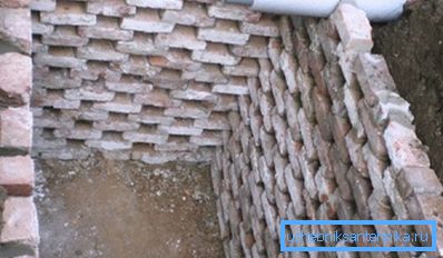 Bricklaying drain hole. Bricklaying drain hole.