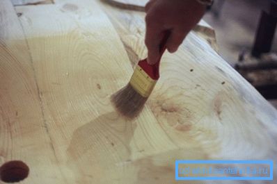Tassel coat the sink with epoxy glue Tassel coat the sink with epoxy glue