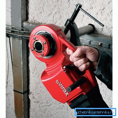 Klupp for cutting pipes, equipped with electric Klupp for cutting pipes, equipped with electric