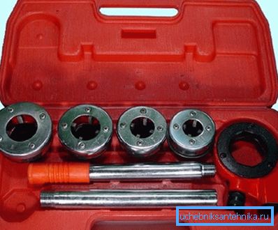 Coupler with a set of dies Coupler with a set of dies