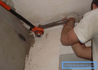 The key holds the pipe, preventing it from turning and tearing away from the neighbor's radiator. The key holds the pipe, preventing it from turning and tearing away from the neighbor's radiator.