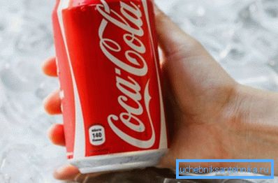 Cola is able to cope with a brown patina on the toilet