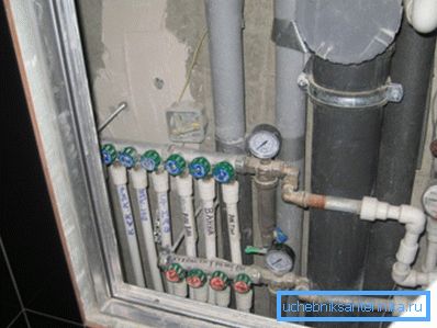 Collector distributing pipes in a new building