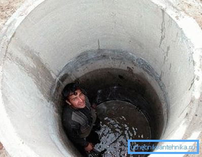 A well of concrete rings, which under their weight fall into the mine