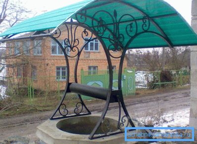 Modern well, the roof is made of plastic, wrought iron canopy. Modern well, the roof is made of plastic, wrought iron canopy.