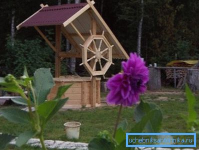 The well is decorated with a decorative canopy. The well is decorated with a decorative canopy.