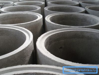 Rings of concrete goods for a well. Rings of concrete goods for a well.