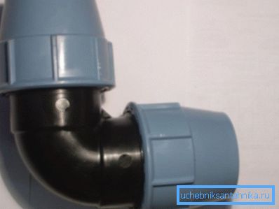 Compression corner fitting for polyethylene pipes Compression corner fitting for polyethylene pipes