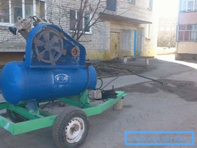 Compressor for hydropneumatic flushing. Compressor for hydropneumatic flushing.