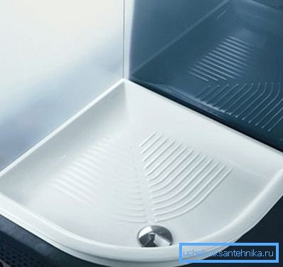 The design is located directly on the floor. The design is located directly on the floor.