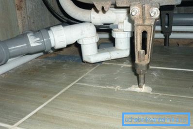 Construction with overflow and classic water seal. Construction with overflow and classic water seal.