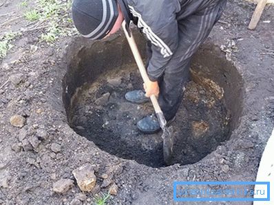 Digging cesspool Digging cesspool